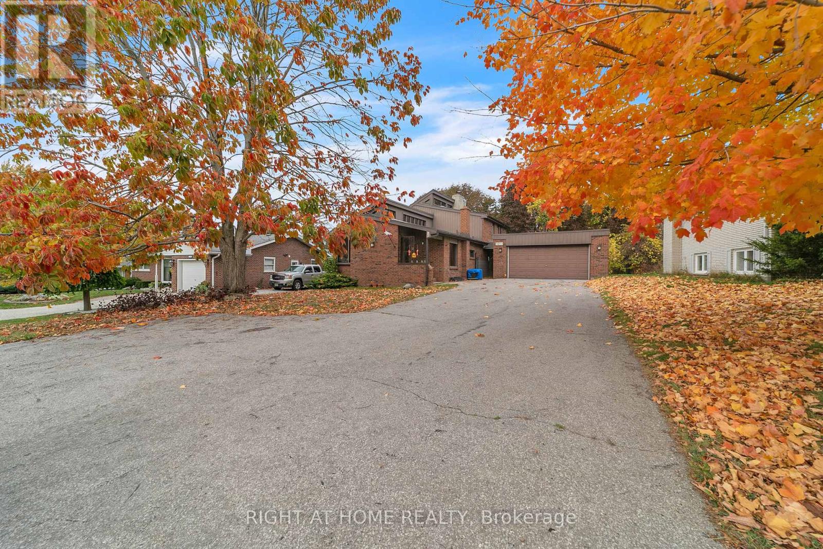 1015 Davis Dr, Newmarket, ON L3Y 2R8