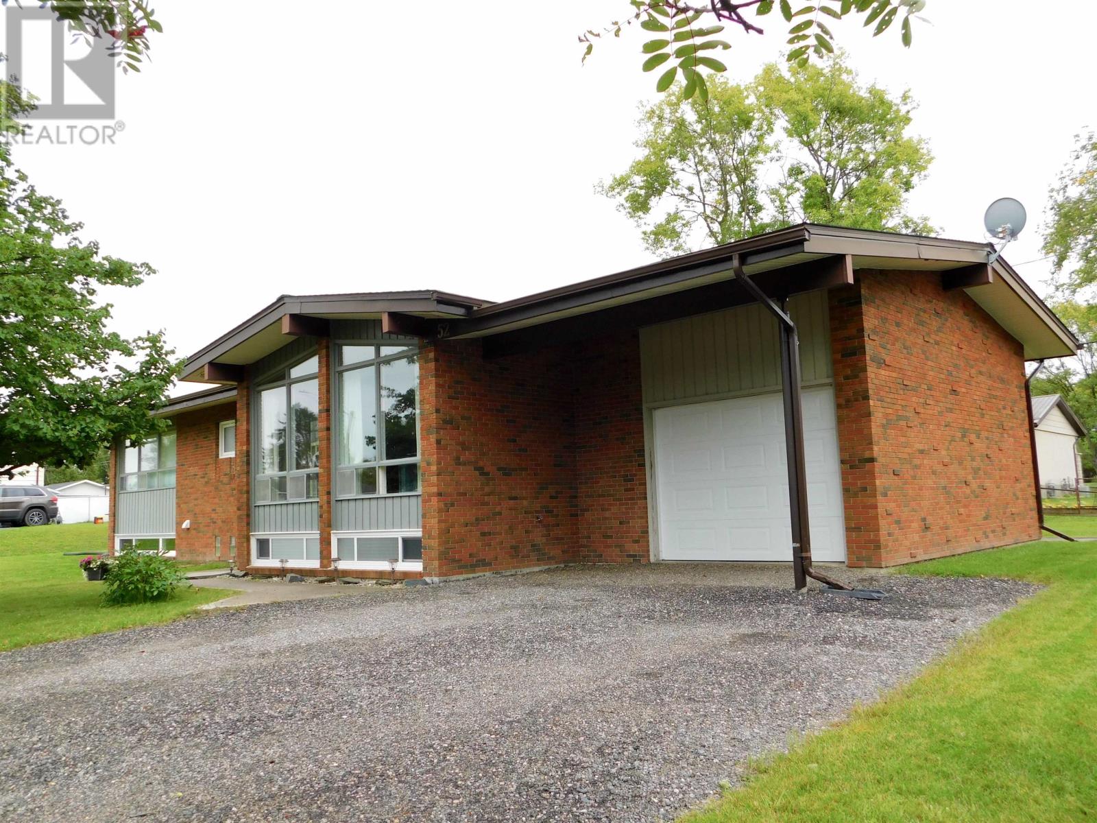 52 Ross St, Dryden, ON P8N 1V1