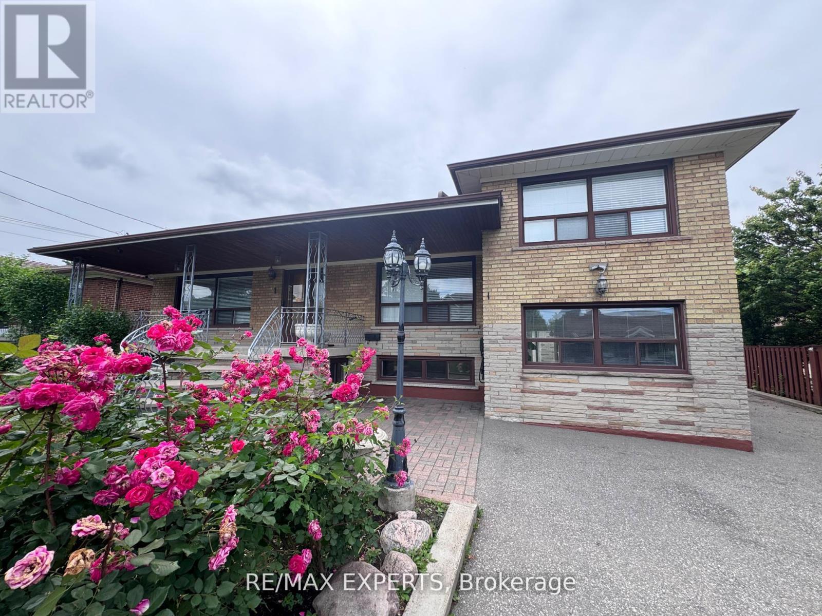 1 Creston Rd, Toronto, ON M6A 1H9