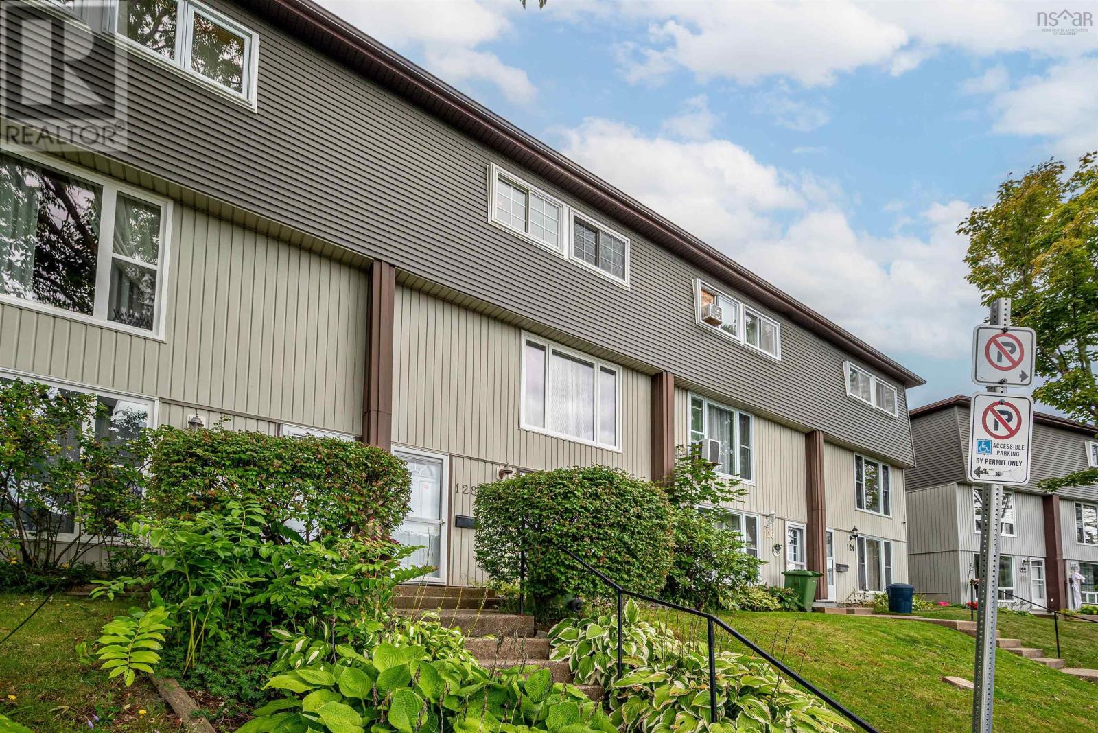 128 Bromley Rd, Halifax, NS B3P 2L7