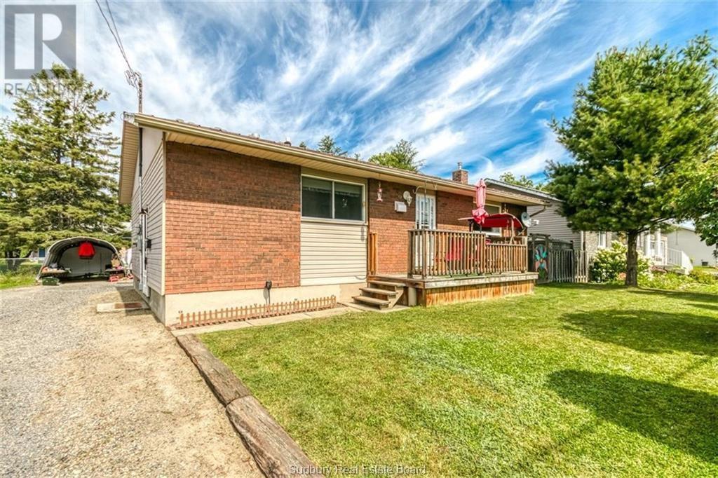 8 Arlington E Dr, Dowling, ON P0M 1R0