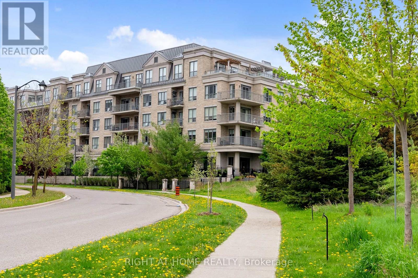 422 180 John West Way, Aurora, ON L4G 7H9