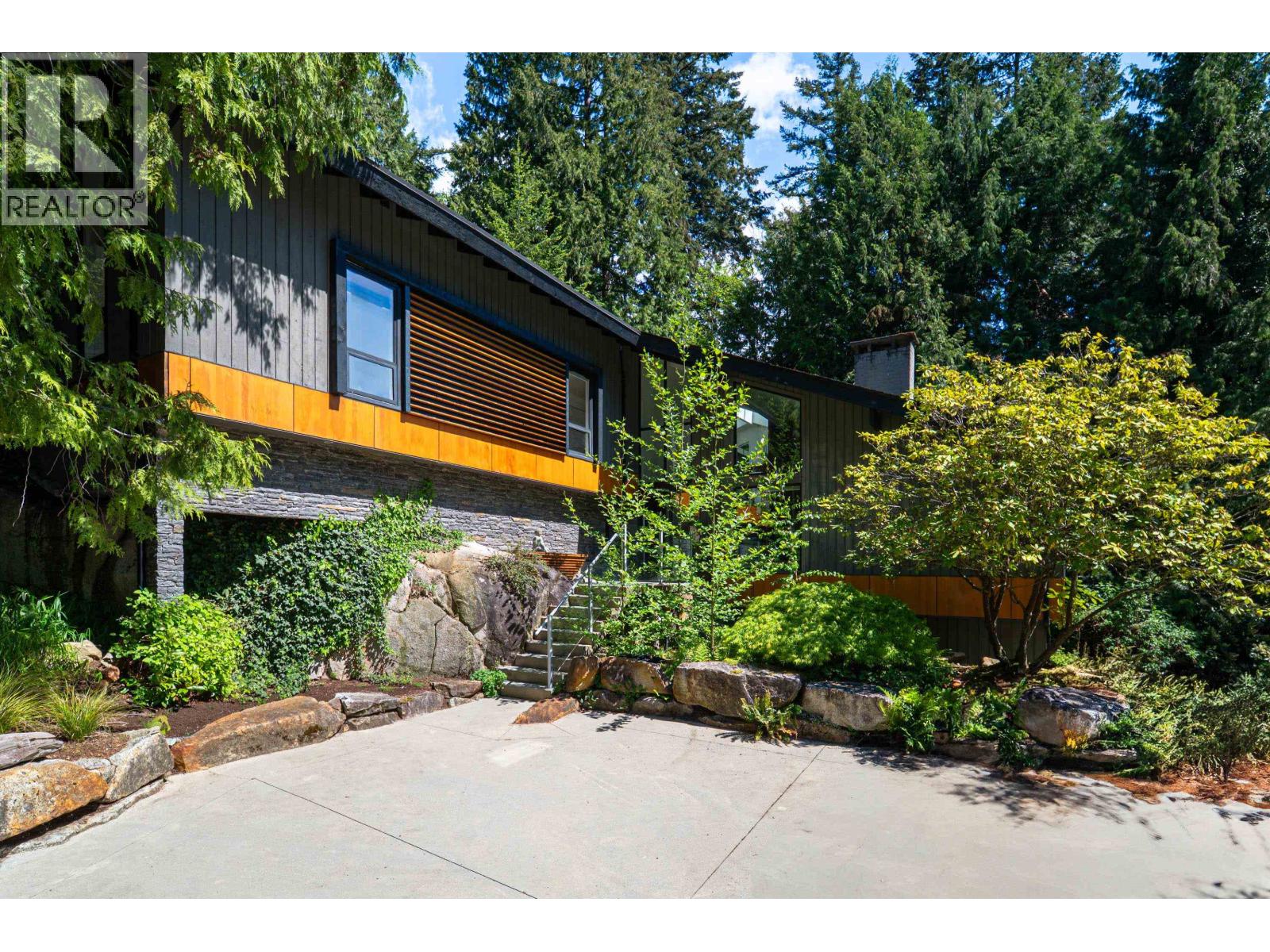 3985 Bayridge Ave, West Vancouver, BC V7V 3J6