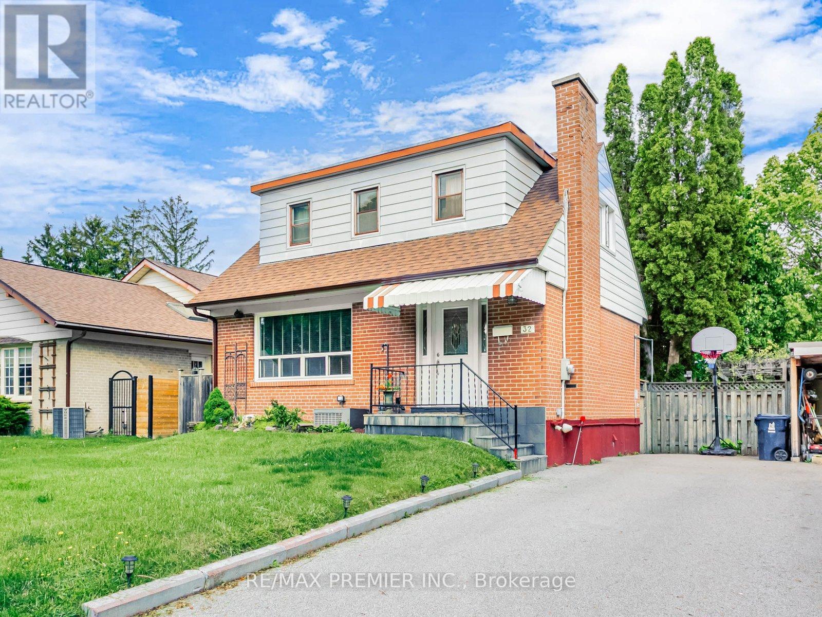 32 Genthorn Ave, Toronto, ON M9W 2S7
