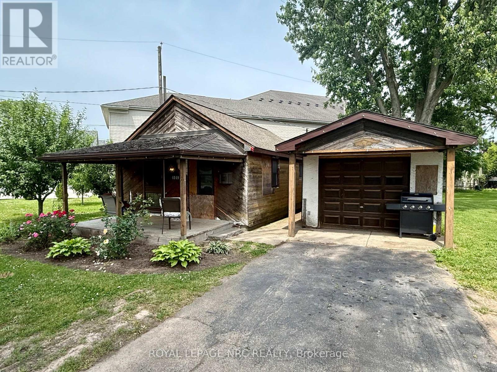 4149 Welland St, Niagara Falls, ON L2G 6J9