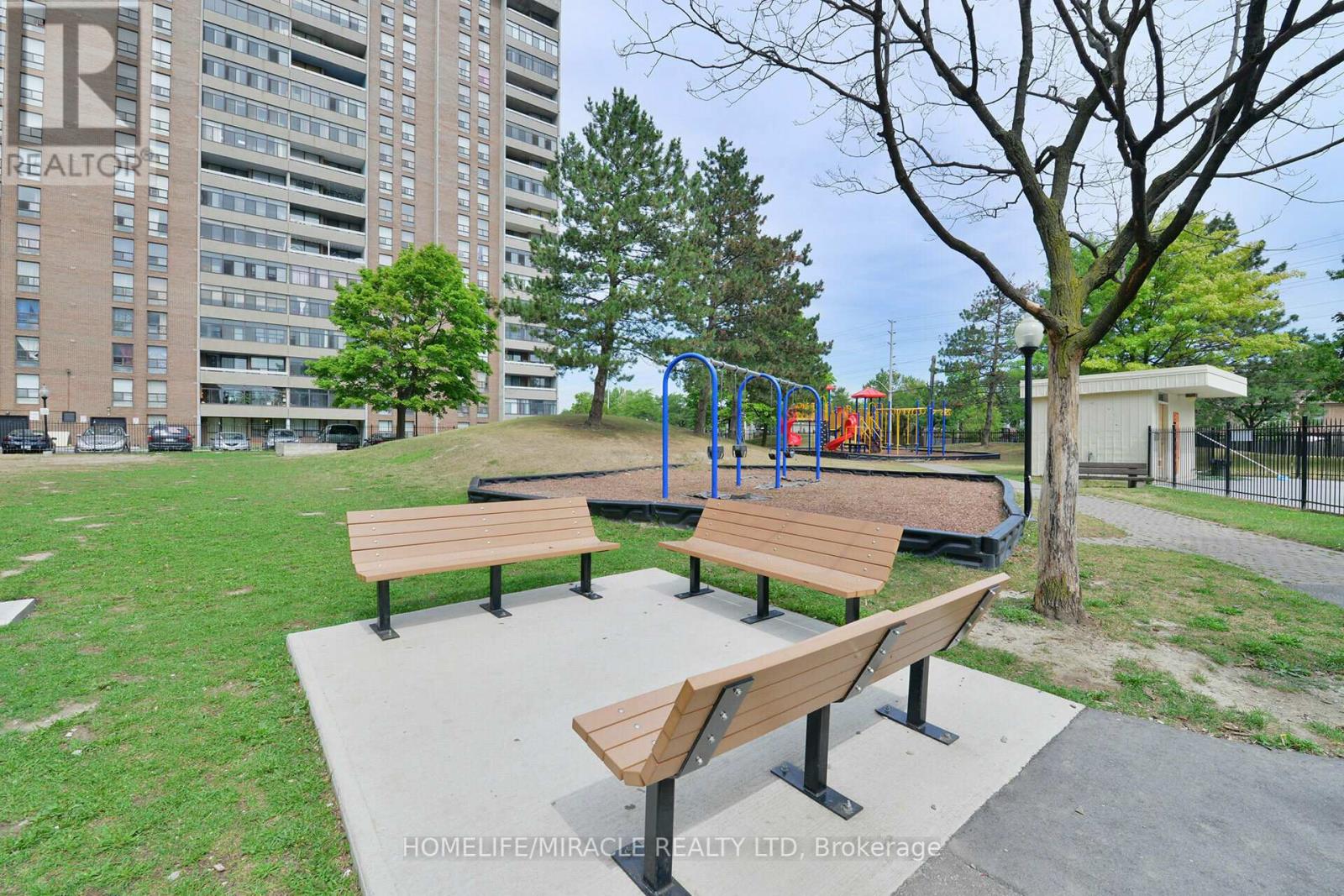 1703 15 Kensington Rd, Brampton, ON L6T 3W2