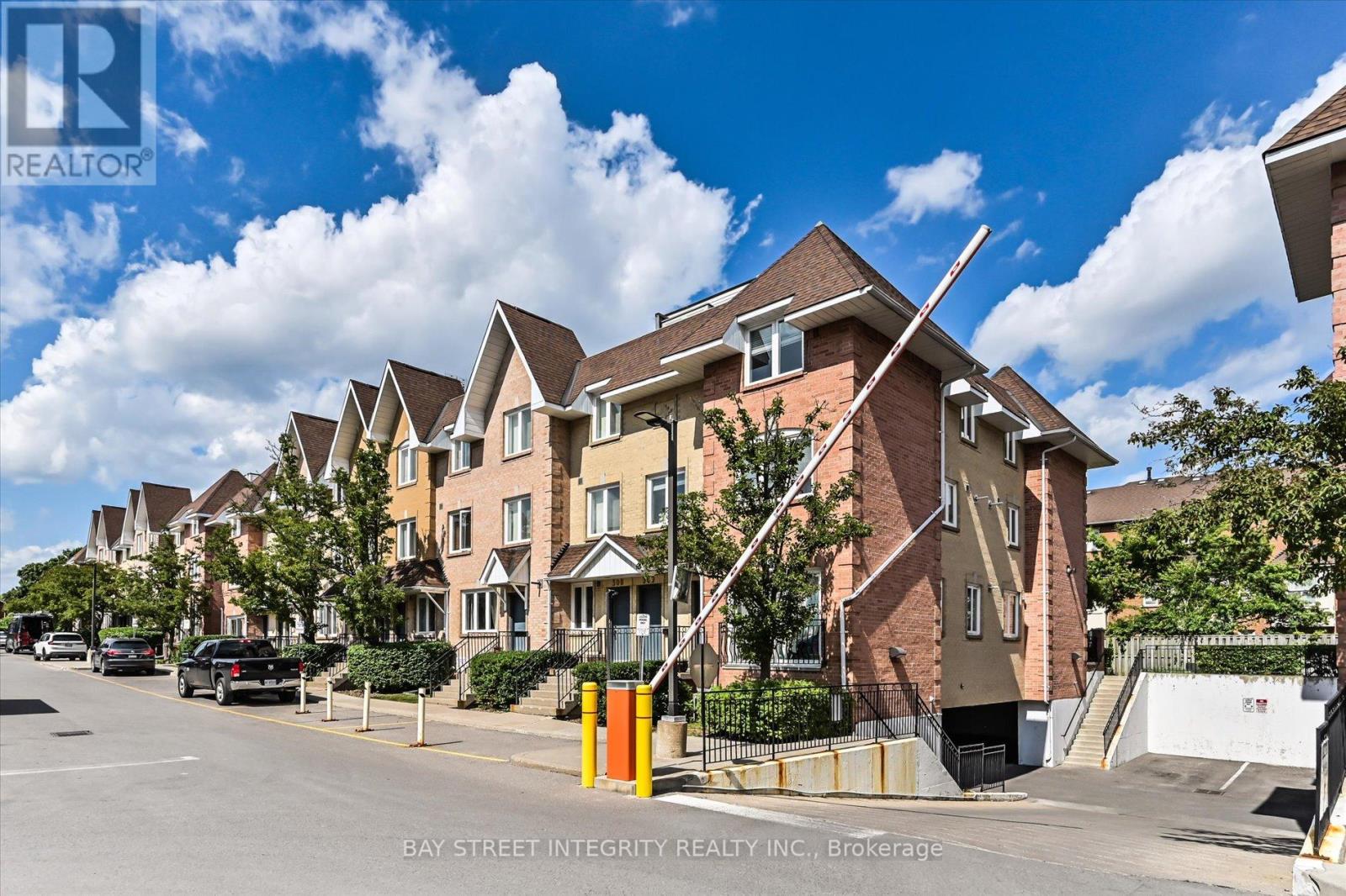 318 75 Weldrick Rd E, Richmond Hill, ON L4C 0H9