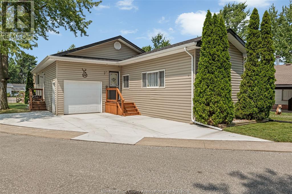 12 Spruce St, Essex, ON N0R 1J0