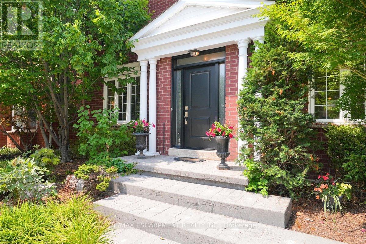 105 River Glen Blvd, Oakville, ON L6H 5Z5