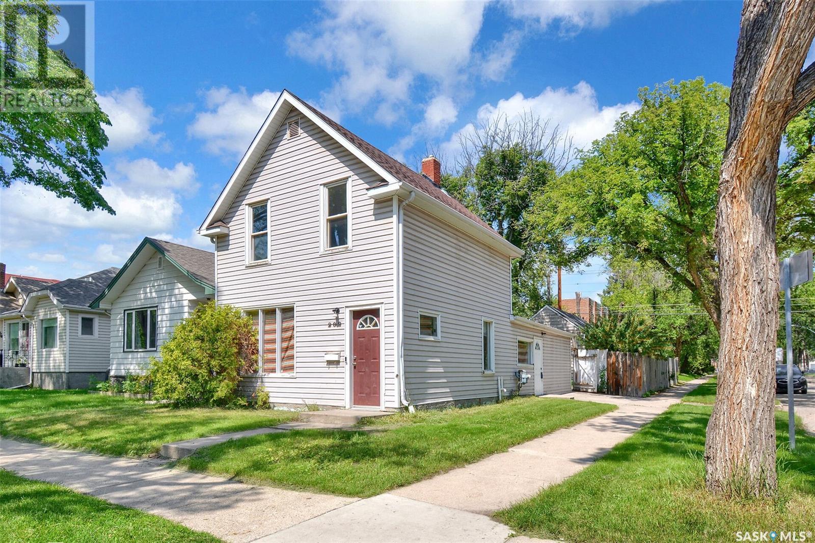202 32nd Street West, Saskatoon, SK S7L 0S4