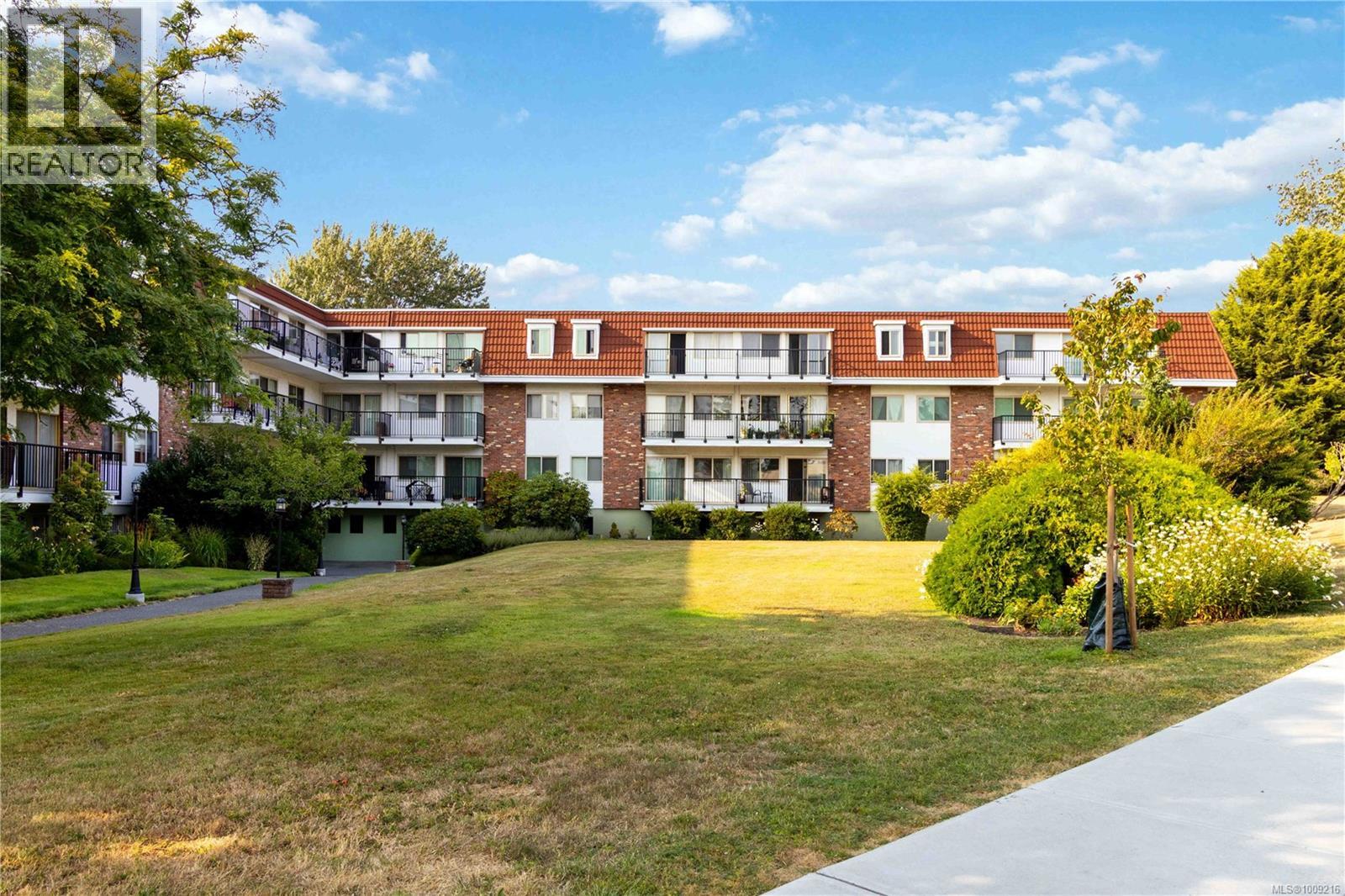 1680 Poplar Ave Unit 304 Ave, Saanich, BC V8P 4K7