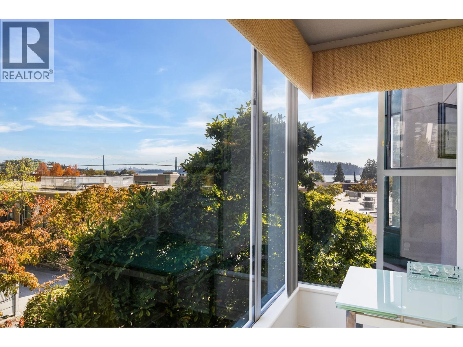 588 16th Street Unit 201, West Vancouver, BC V7T 1A7