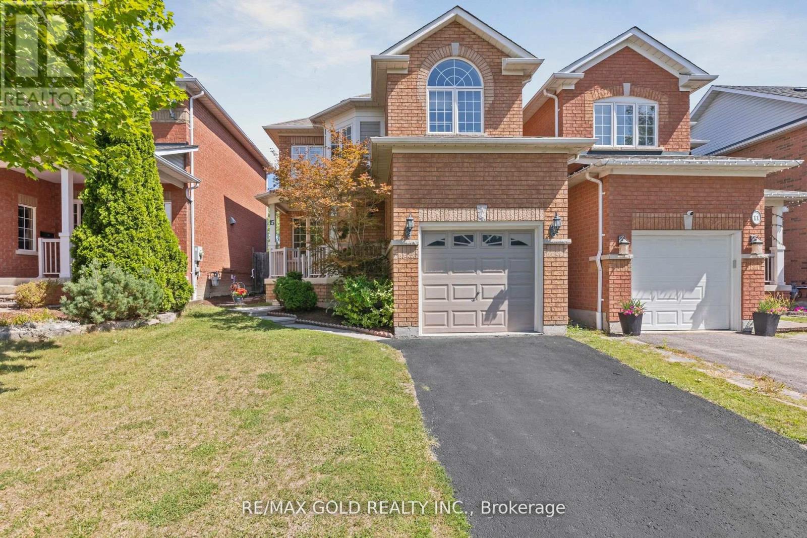 15 Blanchard Ct, Whitby, ON L1M 1H5