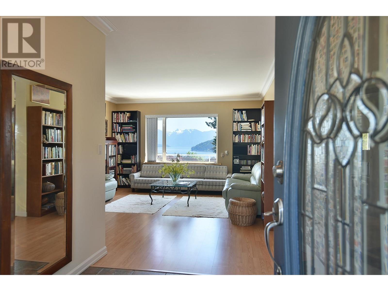 590-592 N Fletcher Rd, Gibsons, BC V0N 1V9