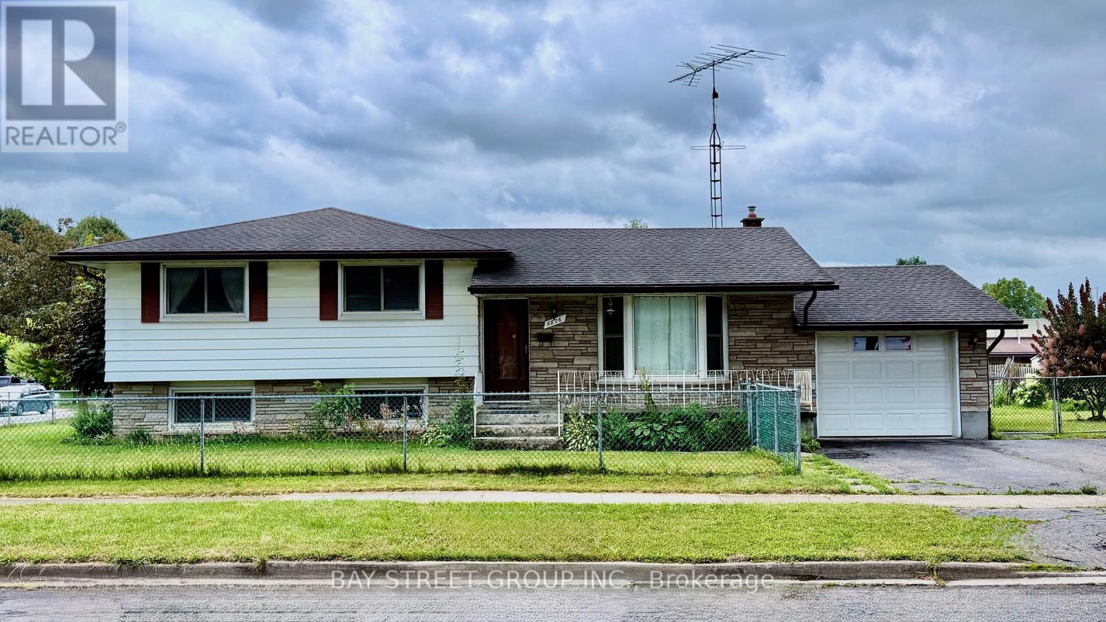 6870 Corwin Cres, Niagara Falls, ON L2G 2M7