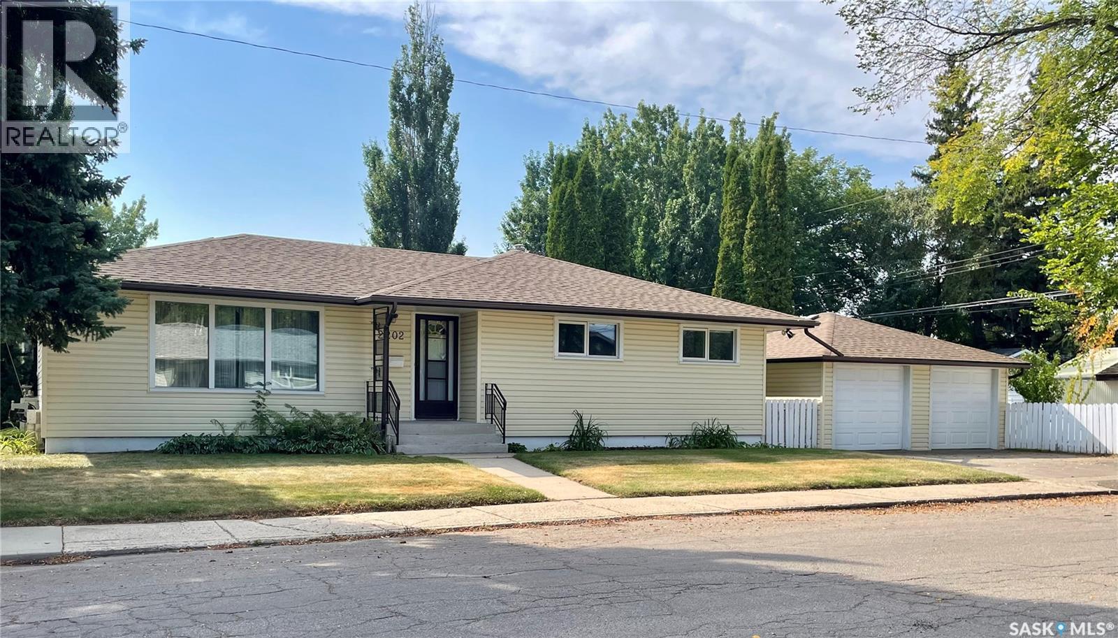 2202 Ewart Ave, Saskatoon, SK S7J 1Y2