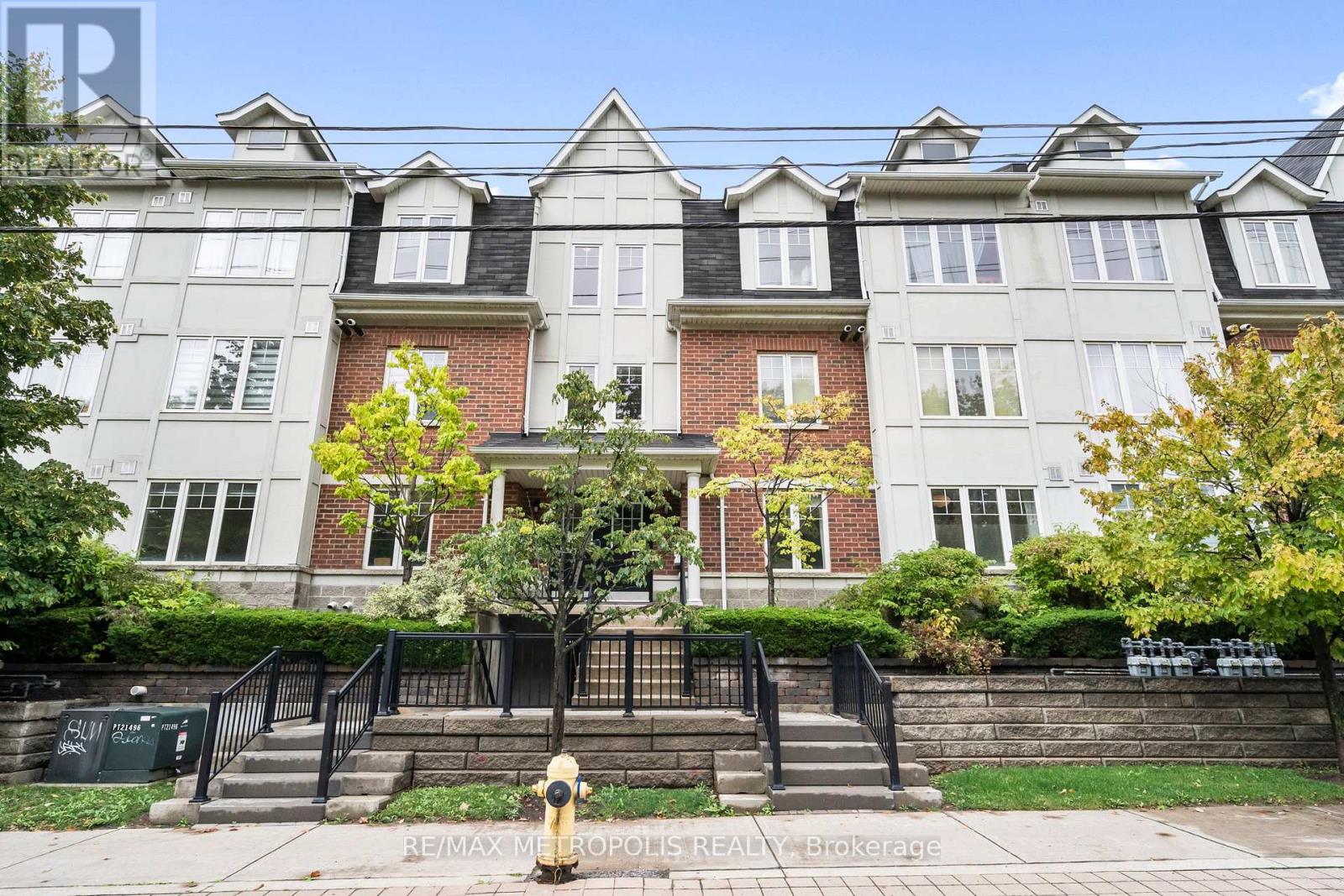 13 669a Warden Ave, Toronto, ON M1L 0G3