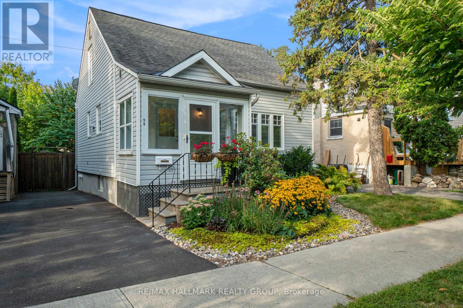 98 Dagmar Ave, Ottawa, ON K1L 5T4