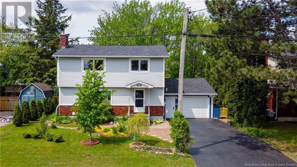 909 Montgomery Ave, Riverview, NB E1B 2A9