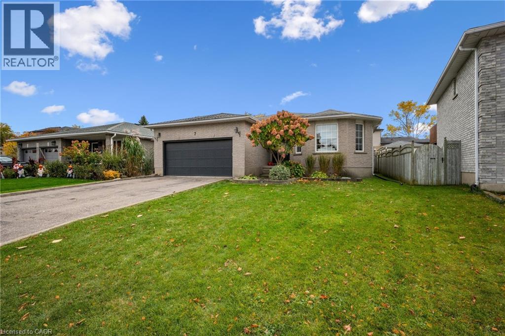 7 Peter Ct, Cambridge, ON N1P 1C3