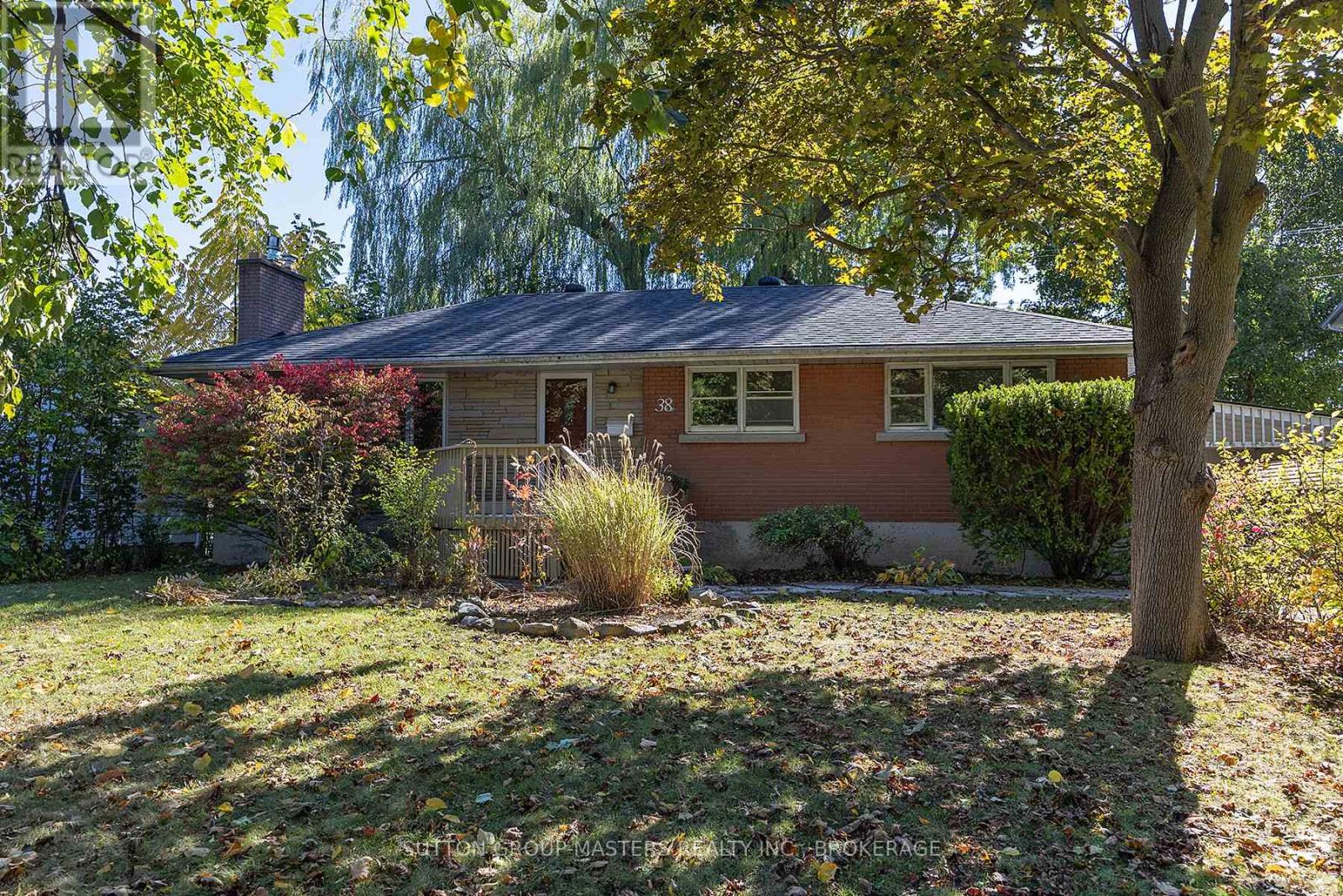 38 Watts Cres, Kingston, ON K7M 2P3