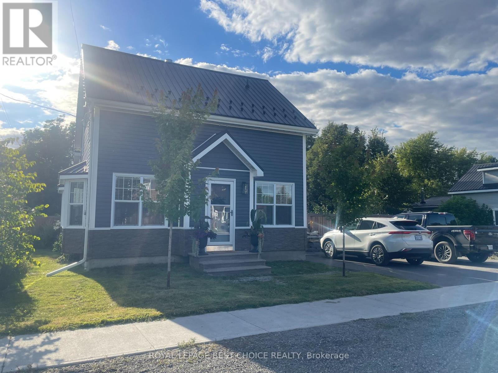 77 Third St, Englehart, ON P0J 1H0