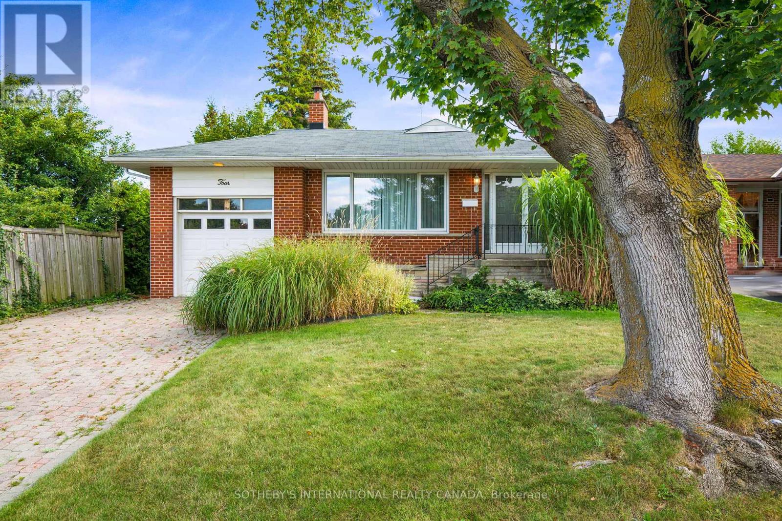 4 Ruscoe Cres, Toronto, ON M9P 1P3