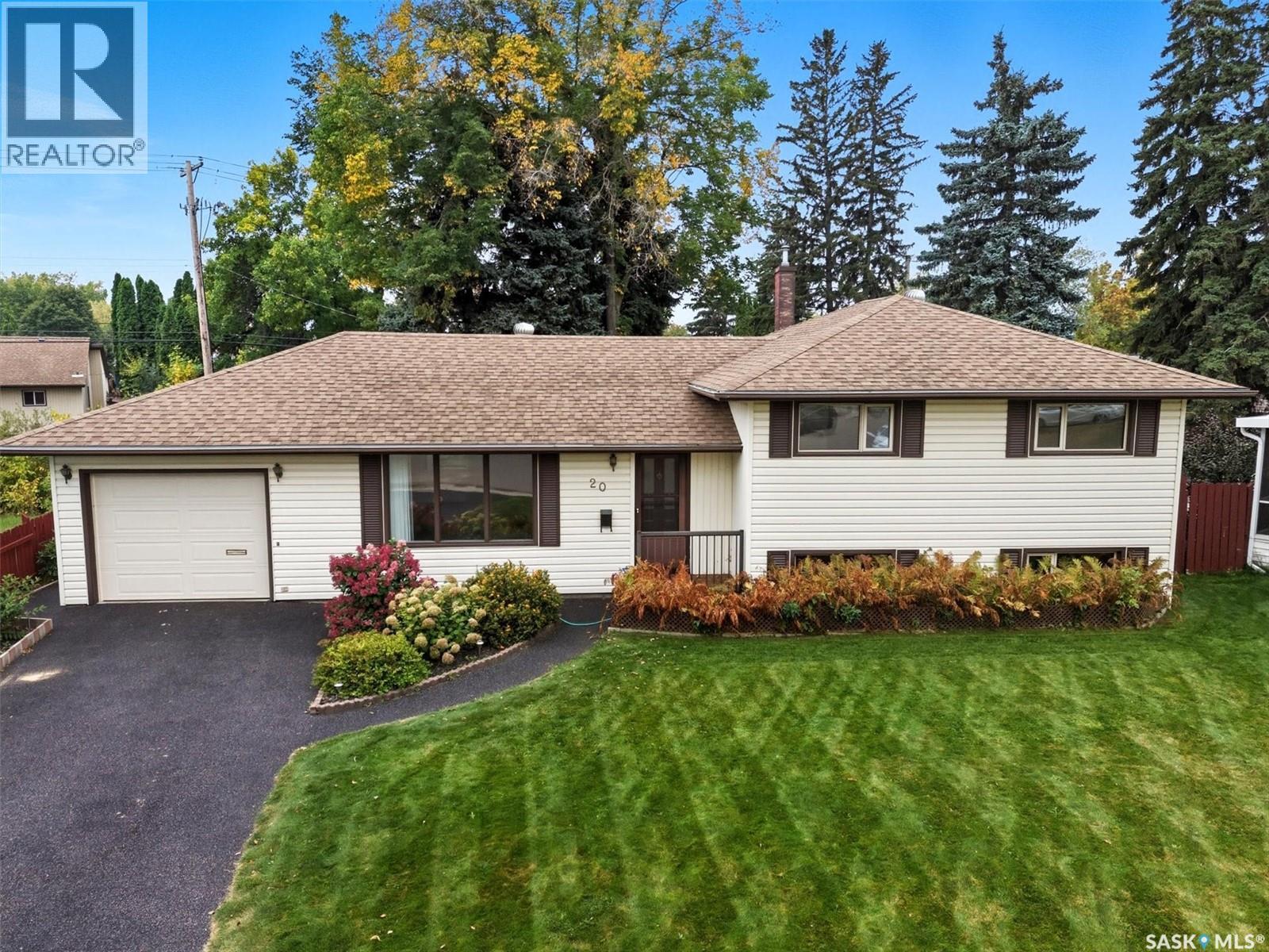 20 Macdermid Cres, Saskatoon, SK S7J 2R2