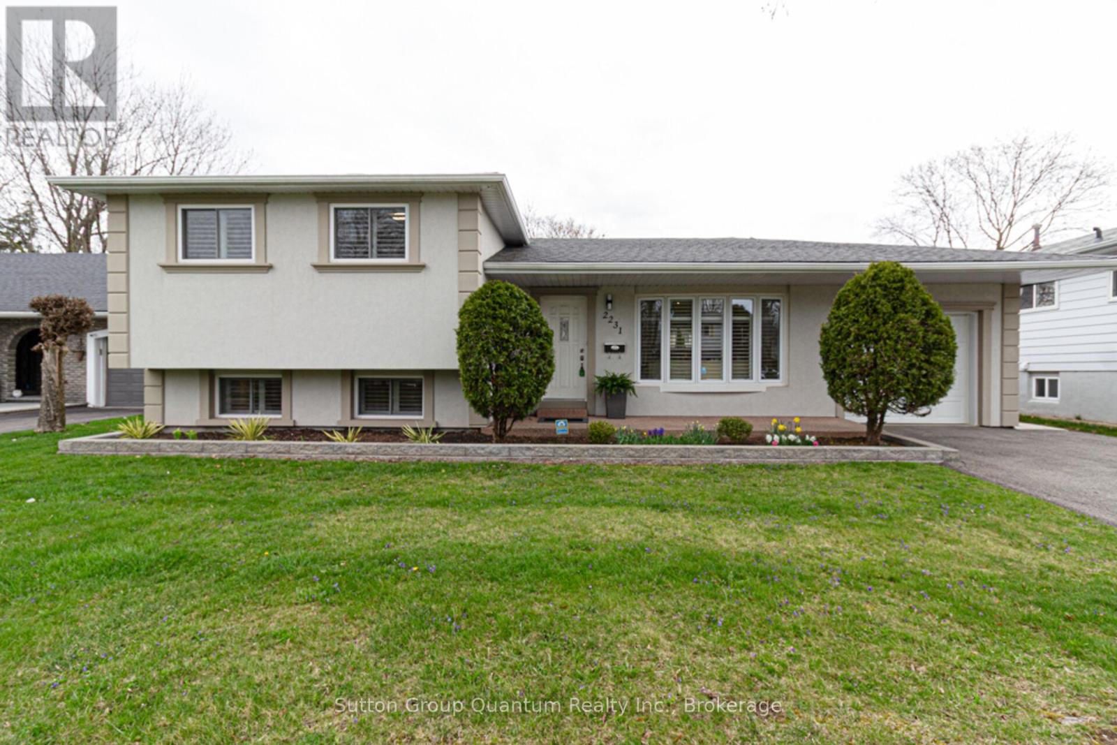 2231 Urwin Cres, Oakville, ON L6L 2T3