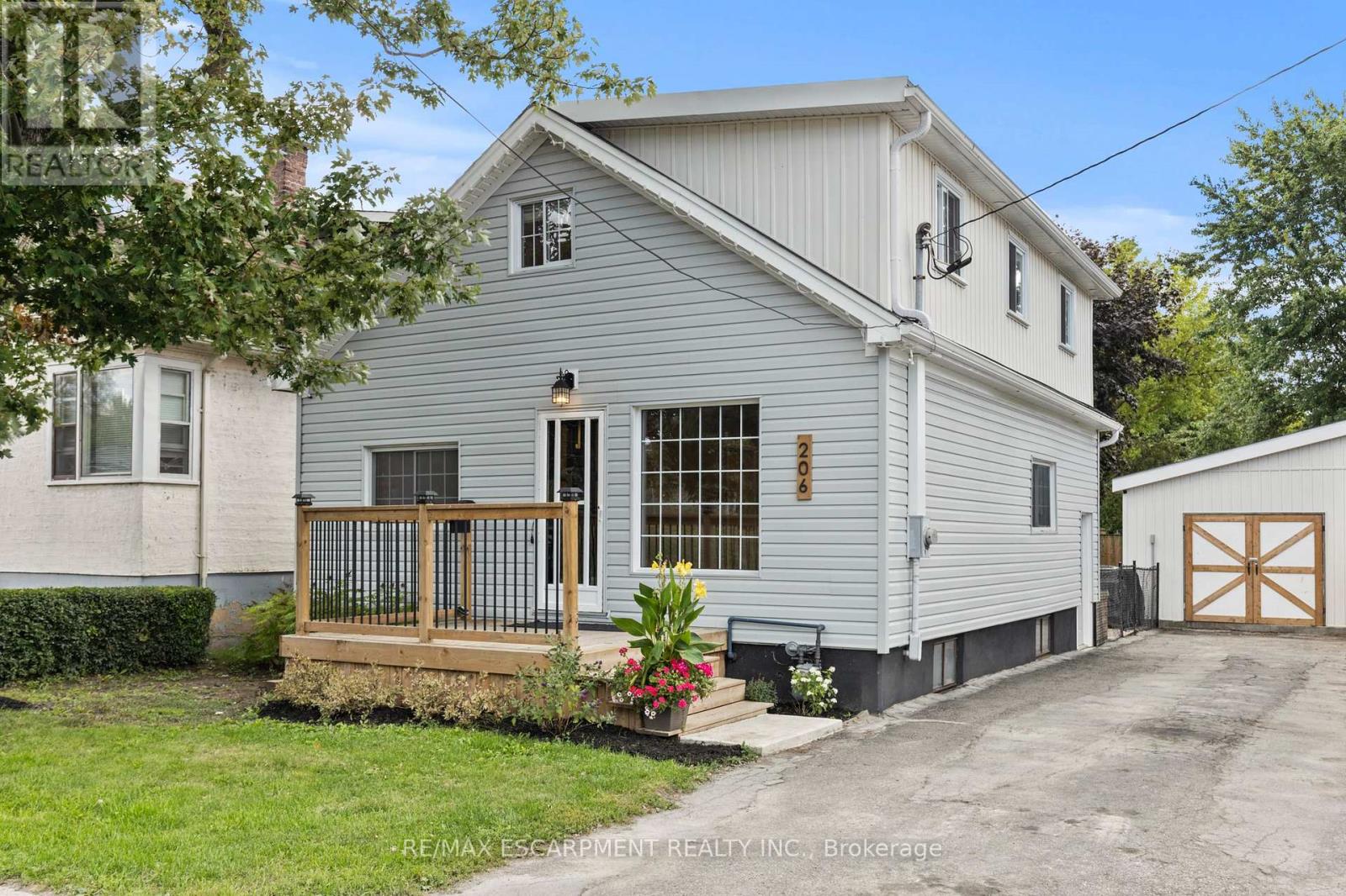 206 Niagara Falls Rd, Thorold, ON L2V 1H9