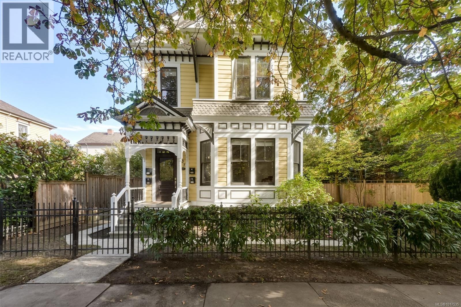 737 Vancouver St, Victoria, BC V8V 3V4