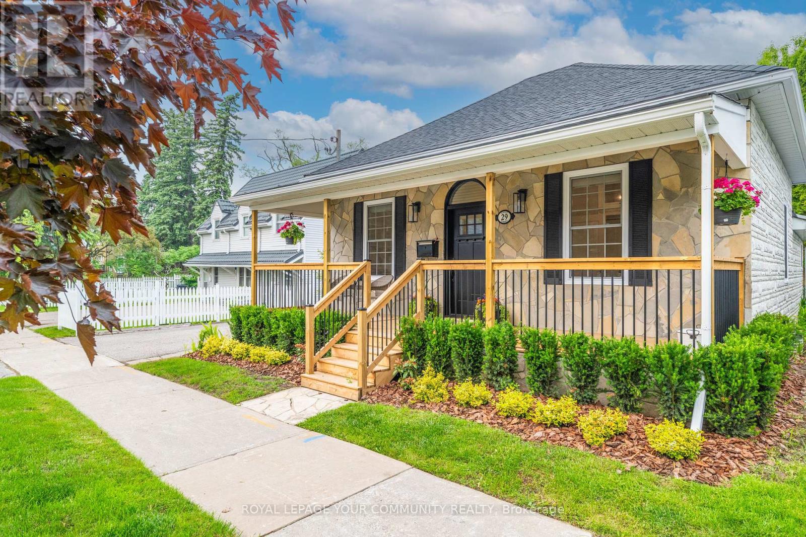 29 Wells St, Aurora, ON L4G 1S8