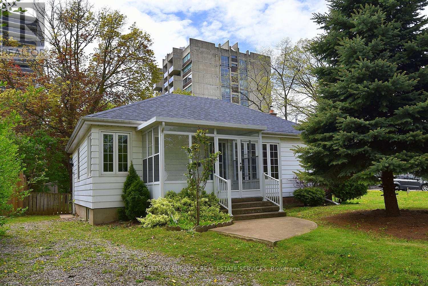 430 Queen Mary Dr, Oakville, ON L6K 3M1
