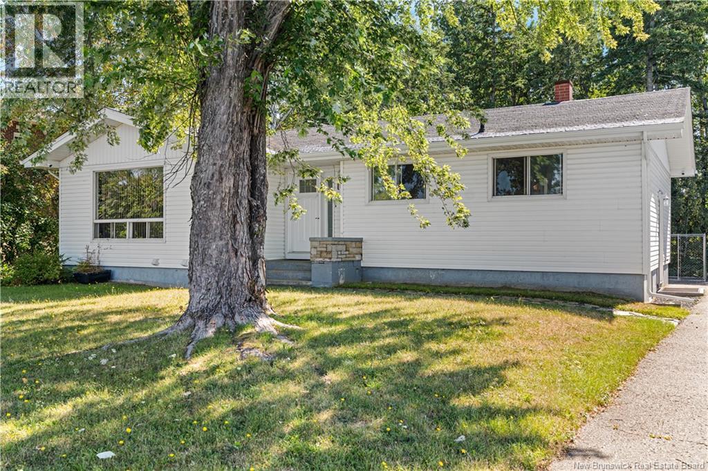 1235 Vanier, Bathurst, NB E2A 3N6