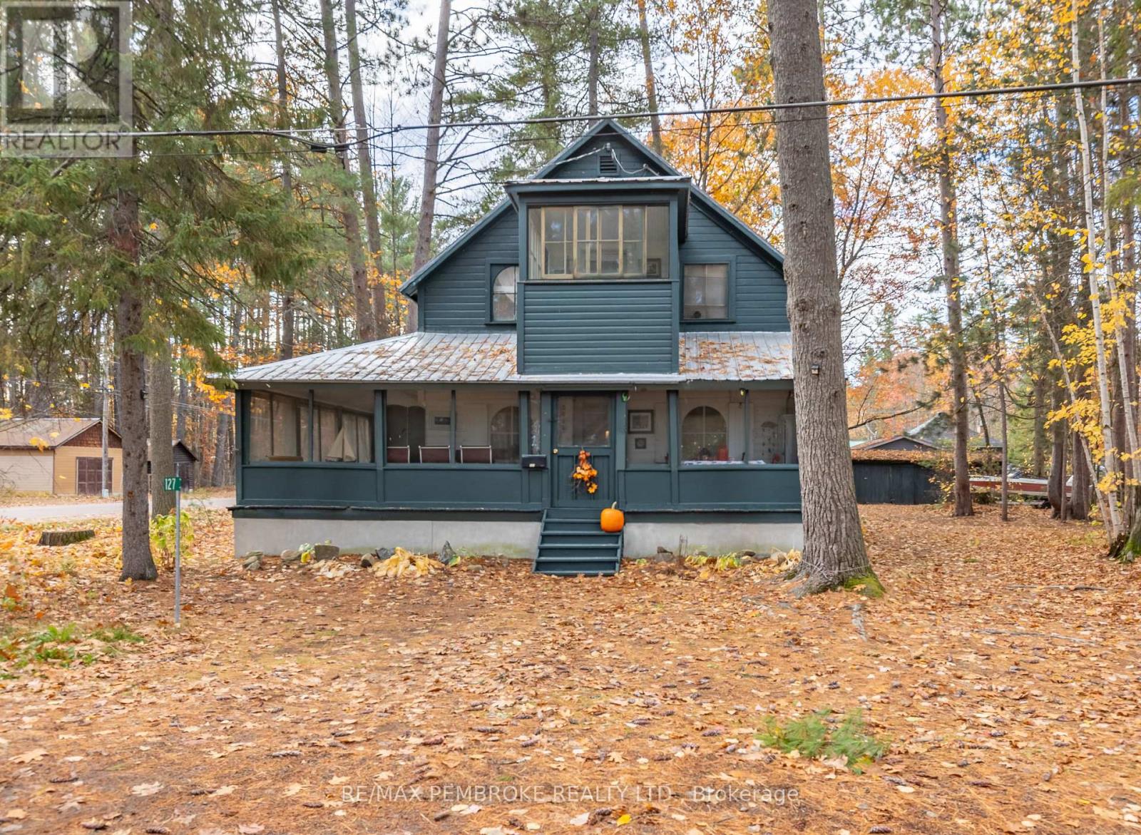 127 Alexandra St, Petawawa, ON K8H 2R2