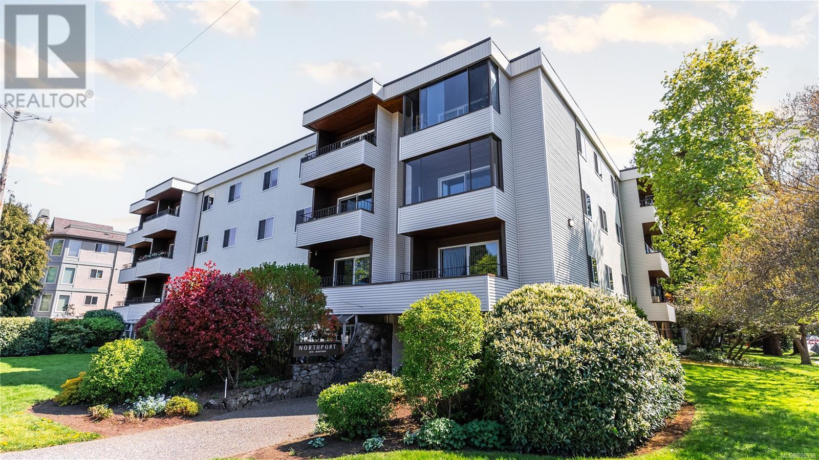 1571 Mortimer St Unit 404 St, Saanich, BC V8P 3A7