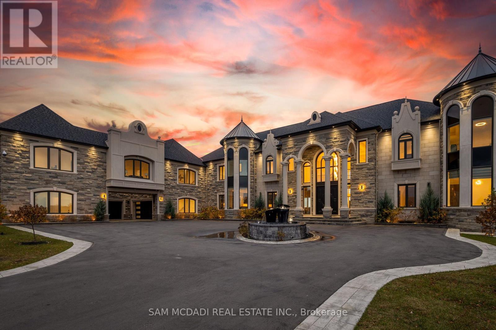 4 Saint Lukes Ct, Brampton, ON L6P 1K9