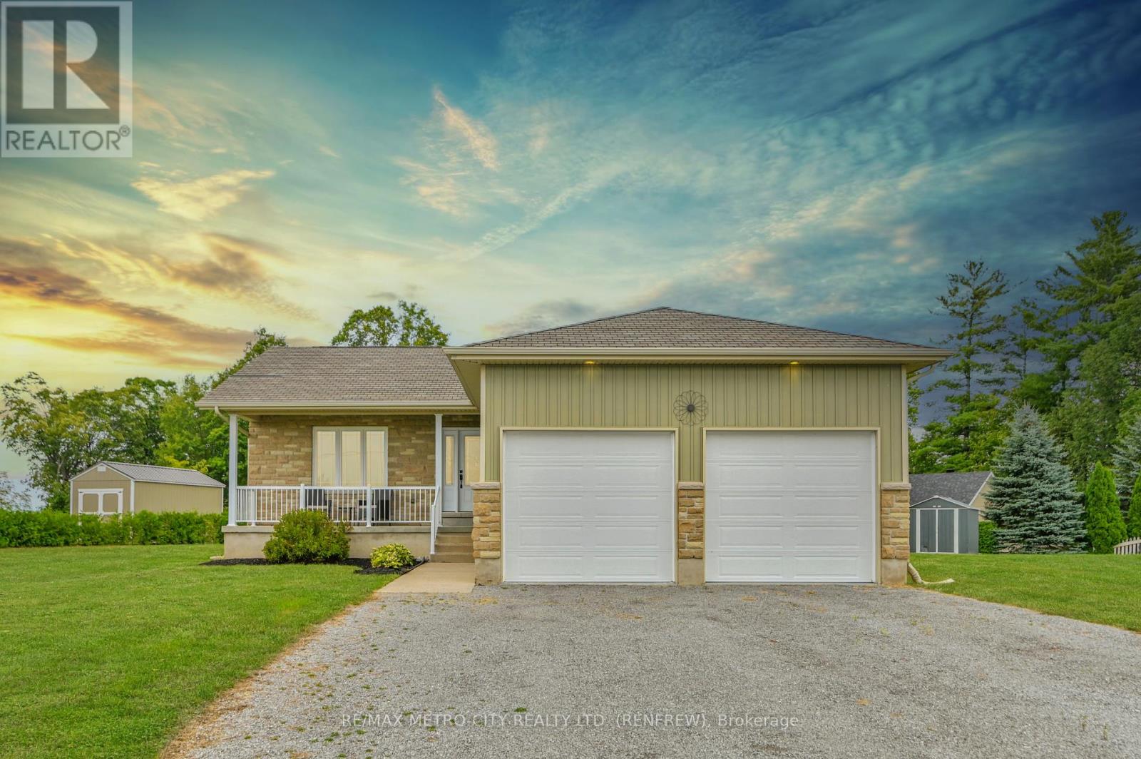 35 Lakeridge Trl, Whitewater Region, ON K0J 1C0