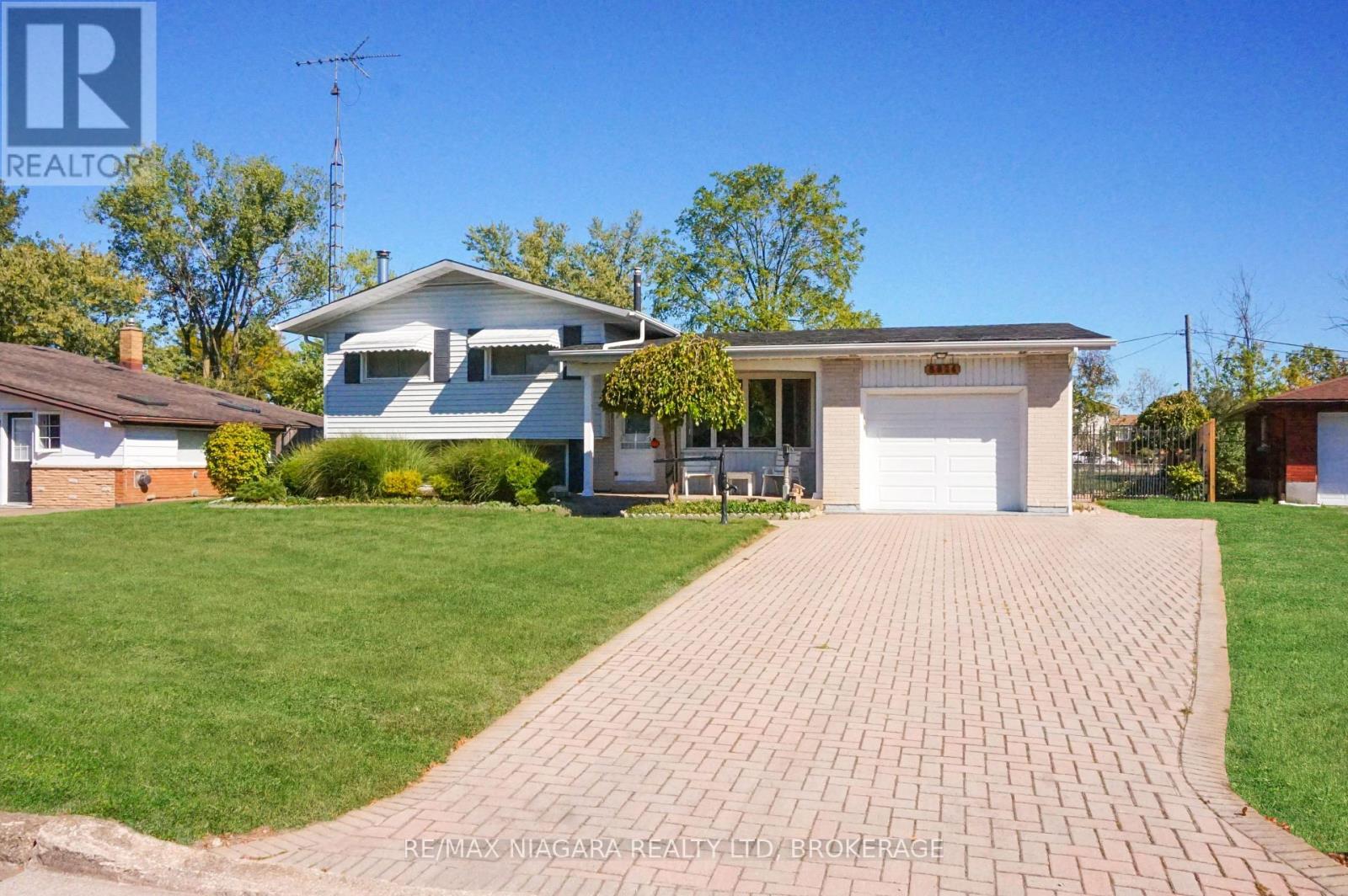 8824 Champlain Dr, Niagara Falls, ON L2G 6Y6