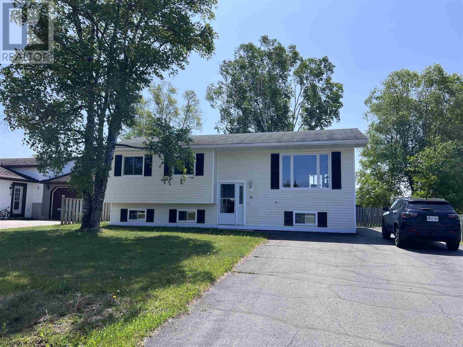 18 Graham Cres, Marathon, ON P0T 2E0