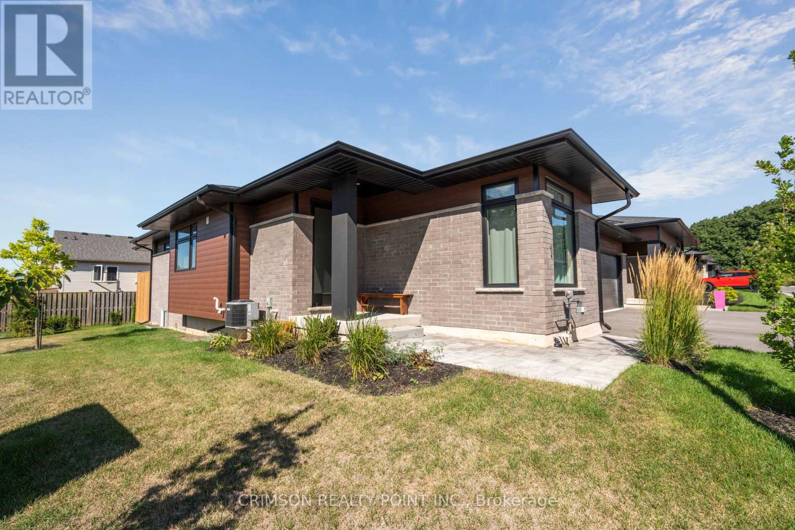 1 300 Richmond St, Thorold Confederation Heights, ON L2V 5B9