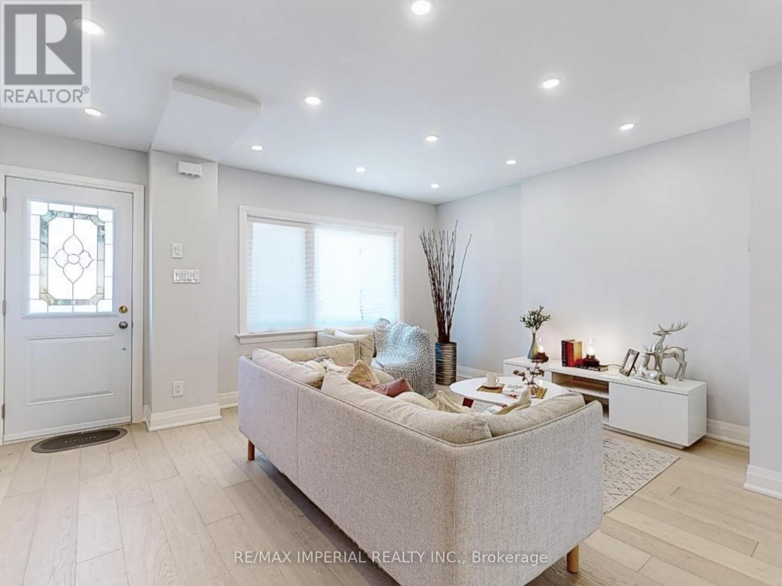 9 Lesmount Ave, Toronto, ON M4J 3V5