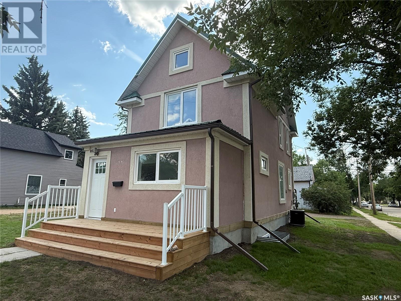 301 3 Street South, Weyburn, SK S4H 2C5