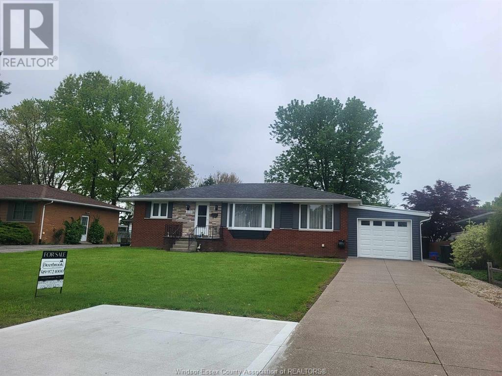 310 Martin Ln, Lasalle, ON N9J 2M3