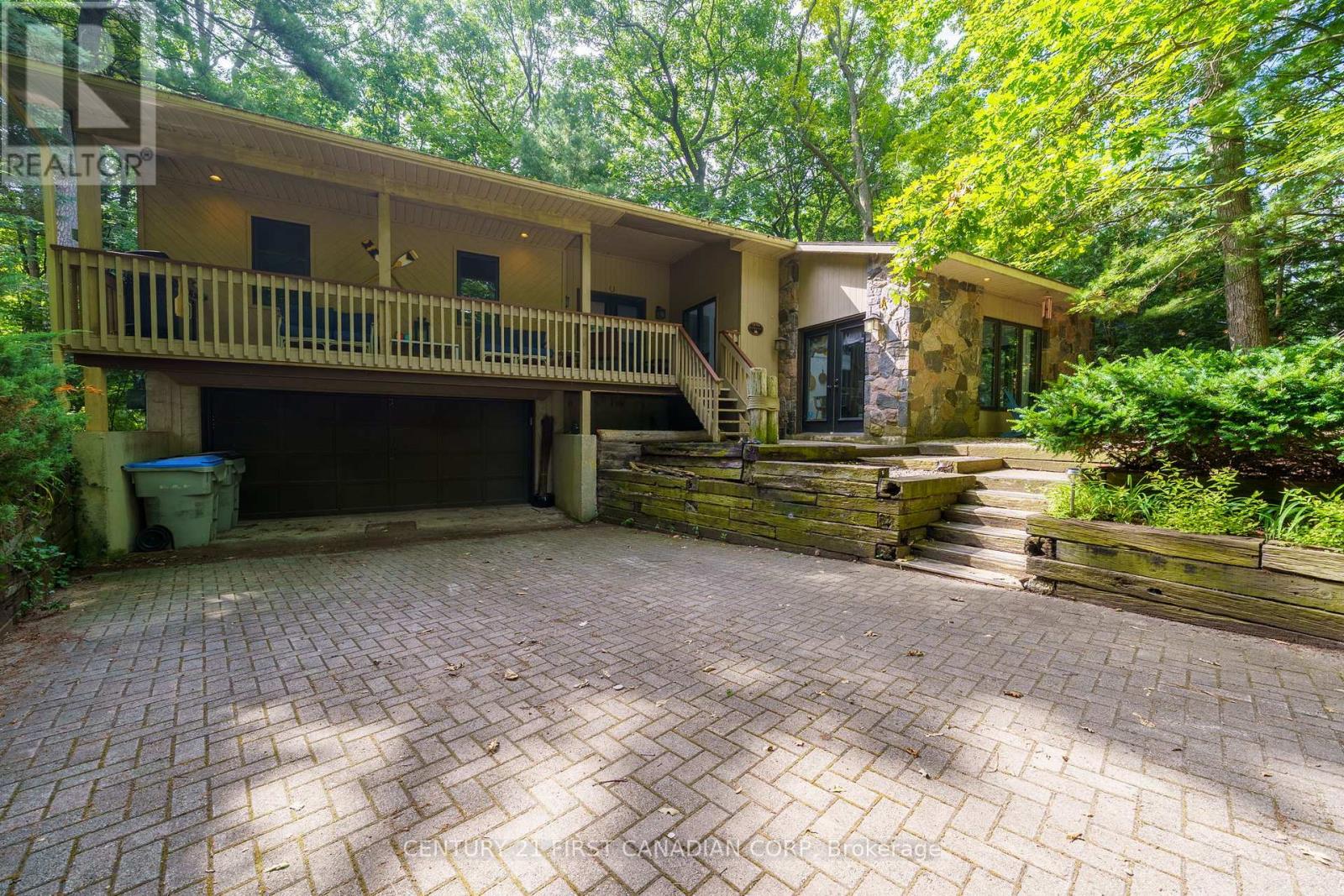 10285 Pines Pkwy, Lambton Shores, ON N0M 1T0