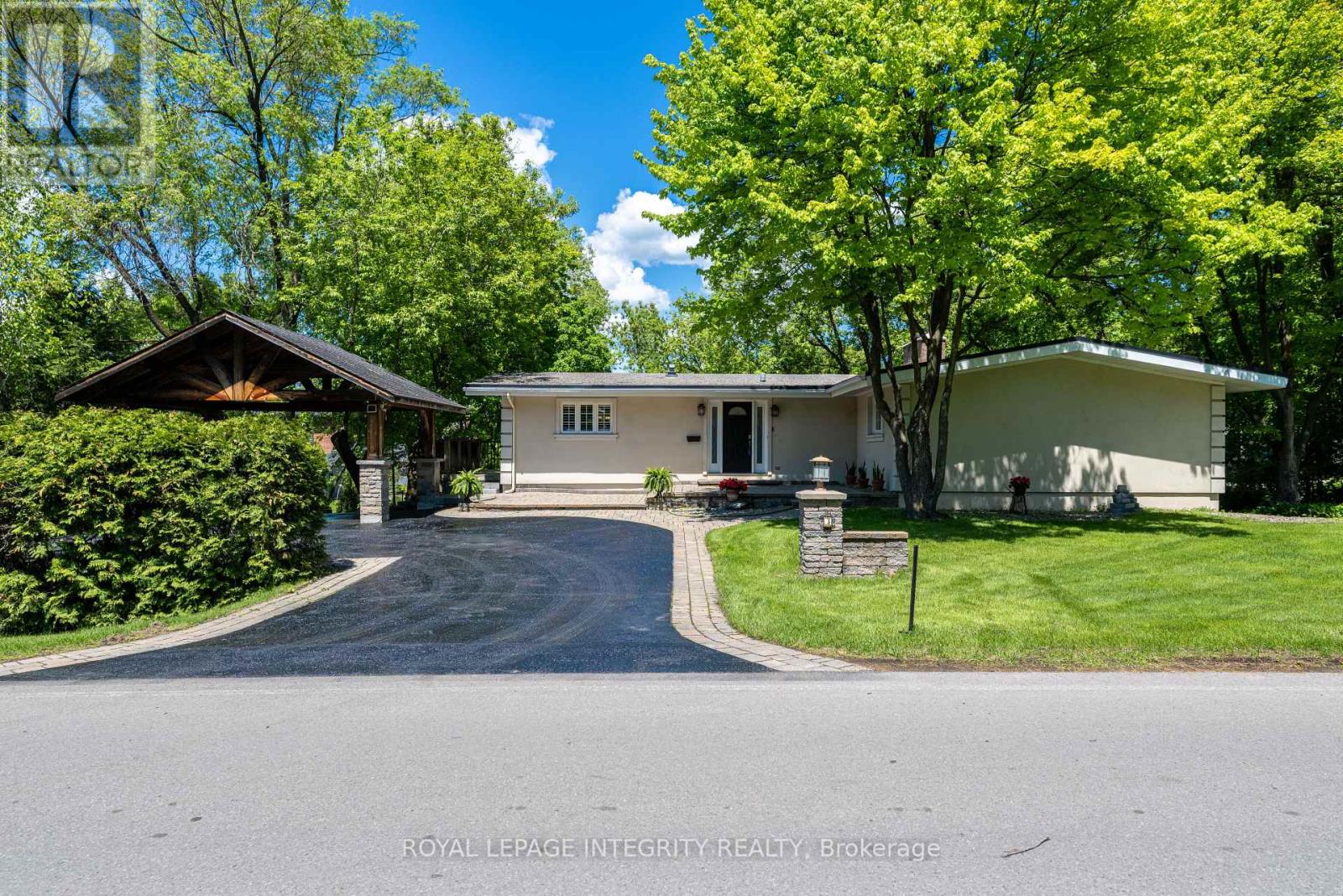 3 Briarcliffe Dr, Ottawa, ON K1J 6E3