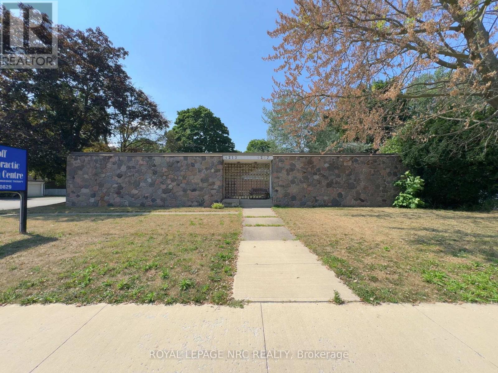42074213 Drummond Rd, Niagara Falls, ON L2E 6B9