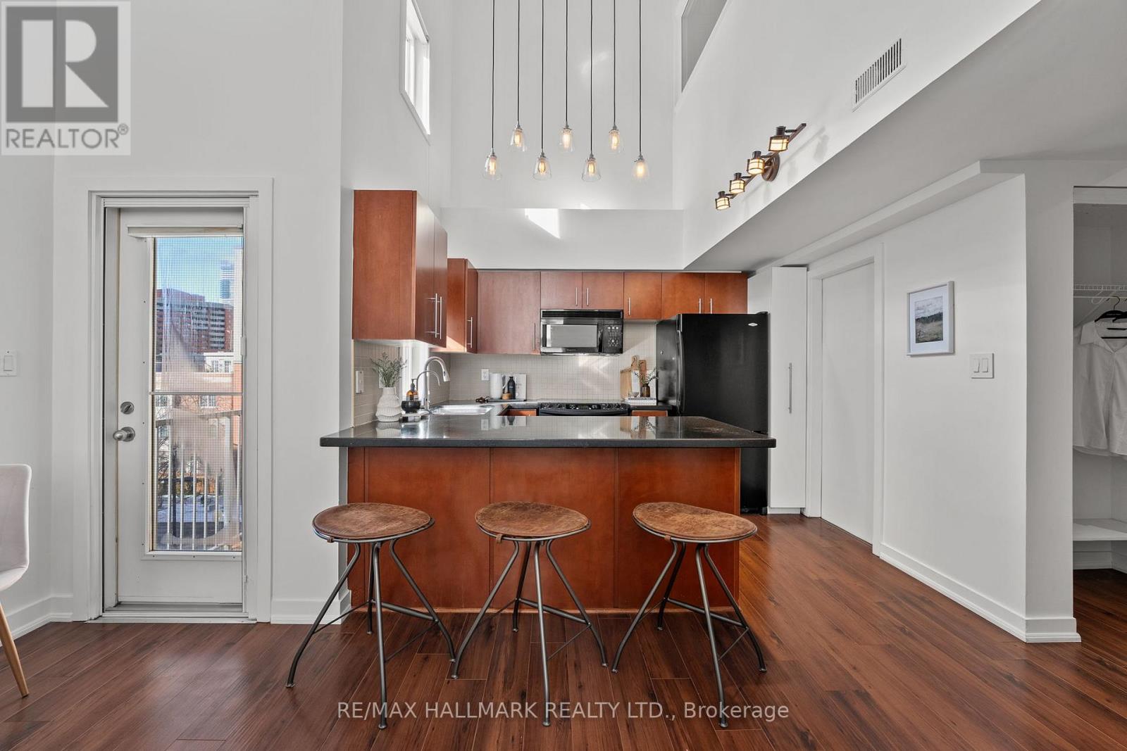 302 21 Earl St, Toronto, ON M4Y 3C8