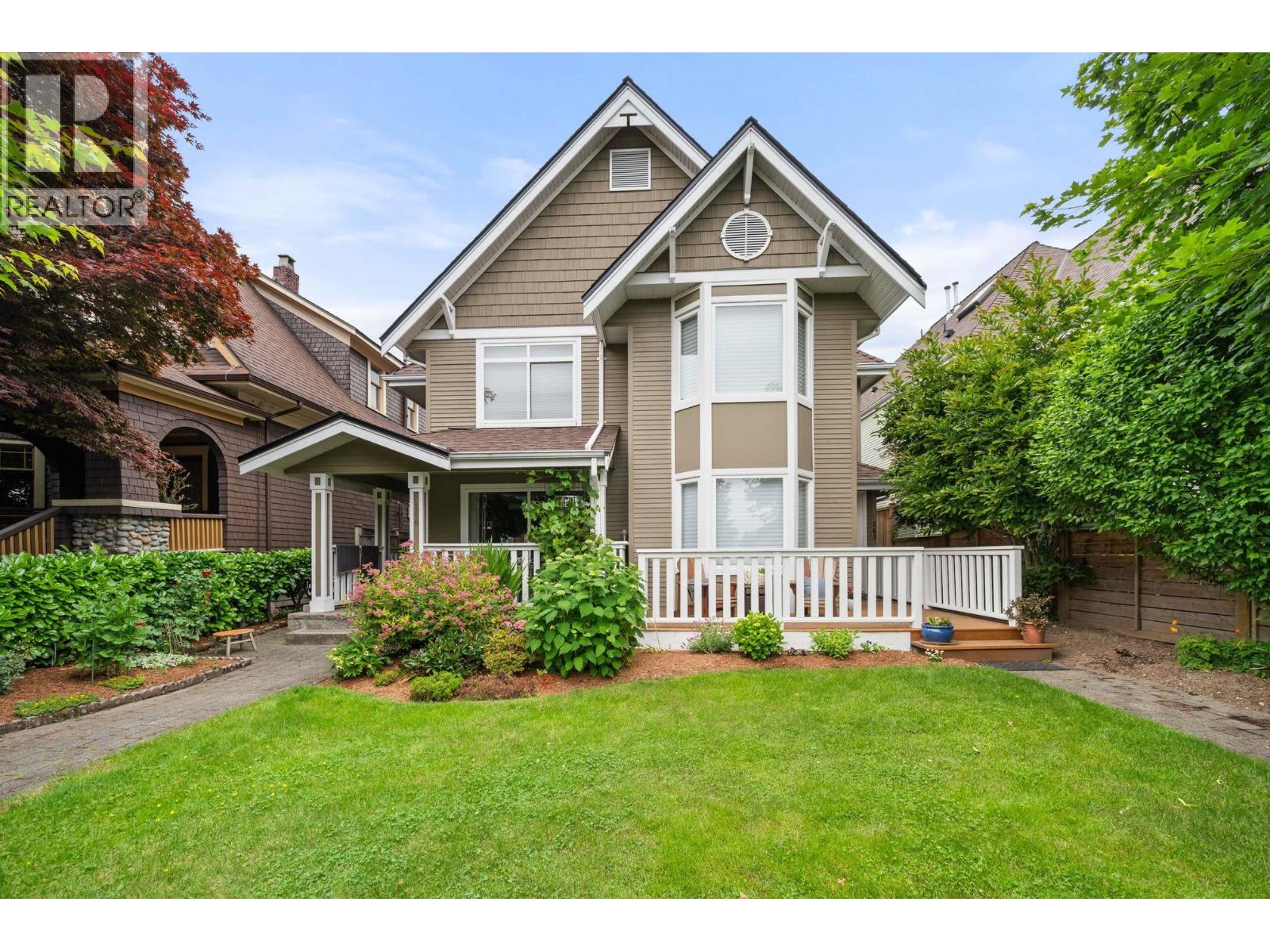 262 E 10th St, North Vancouver, BC V7L 2E1