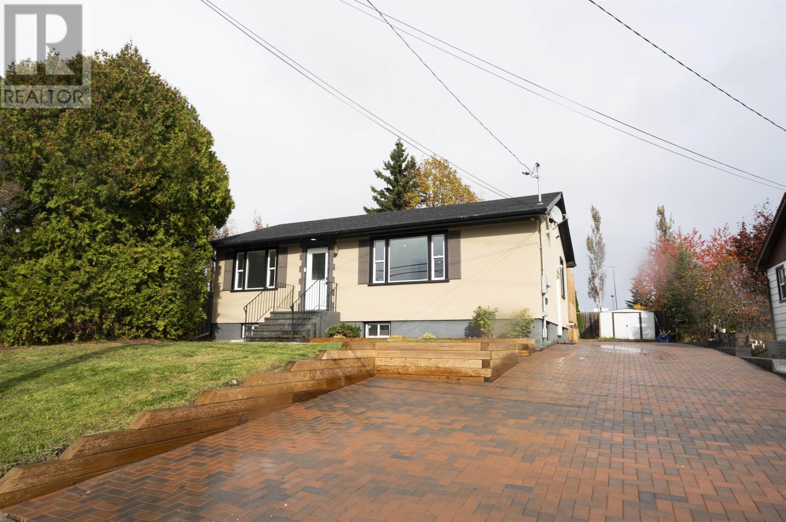 88 Walkover St, Thunder Bay, ON P7B 1L2